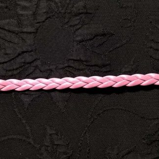 розовый плетеный браслет