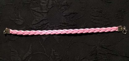 розовый плетеный браслет